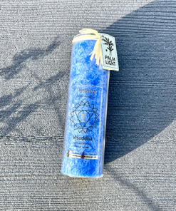 Blaue Halschakra Kerze Visuddha im Freien mit Pflanzenschatten