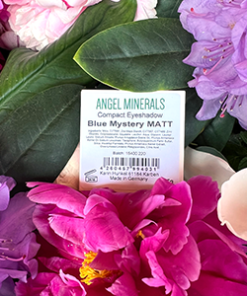 Angel Minerals Blue Mystery Eyeshadow zwischen pinken und violetten Blüten