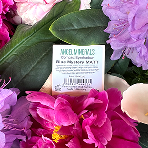 Angel Minerals Blue Mystery Eyeshadow zwischen pinken und violetten Blüten