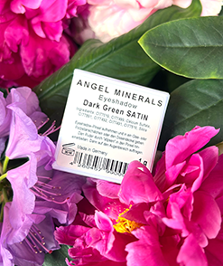 Rückseite des Angel Minerals Dark Green Satin Eyeshadows mit Inhaltsstoffen