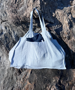 Leinen Strandtasche Ice Blue hängend am Felsen