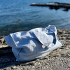 Hellblaue Leinen Strandtasche Ice Blue am Meer