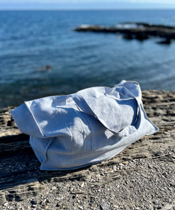 Hellblaue Leinen Strandtasche Ice Blue am Meer