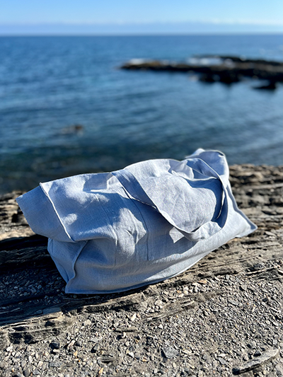 Hellblaue Leinen Strandtasche Ice Blue am Meer