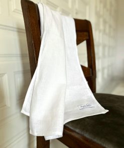 Leinenschal in weiß von Linen Couture Ökotex über Stuhl