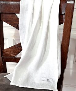 Linen Couture Leinenhalstuch in weiß Detailansicht über Stuhl