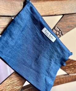 nachtblaue Kosmetiktasche aus Ökotex Leinen, Linen Couture hängend