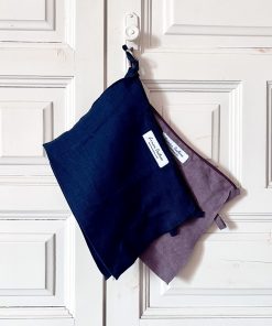 zwei Kosmetiktäschchen aus Leinen an der Tür hängend, von Linen Couture