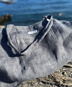 Nahaufnahme von grauer Strandtasche, Linen Couture, am Strand