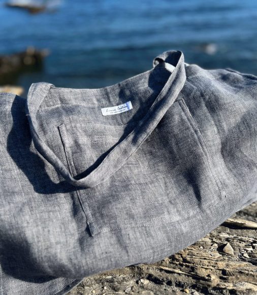 Nahaufnahme von grauer Strandtasche, Linen Couture, am Strand