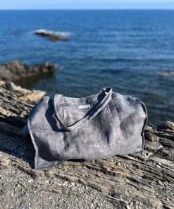 Grau mellierte Strandtasche aus Ökotex Leinen, im Hintergrund Meer