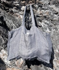 graue Beach Bag aus doppeltem Leinen an Felsen hängend