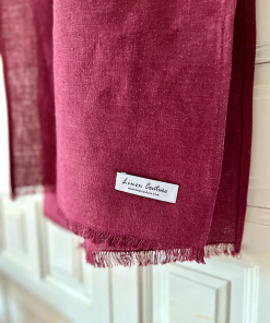 Linen Couture Label am Leinenschal Dark Plum