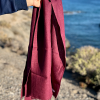 Weinroter Leinenschal mit Fransen Dark Plum am Meer