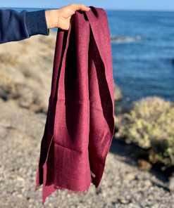 Weinroter Leinenschal mit Fransen Dark Plum am Meer