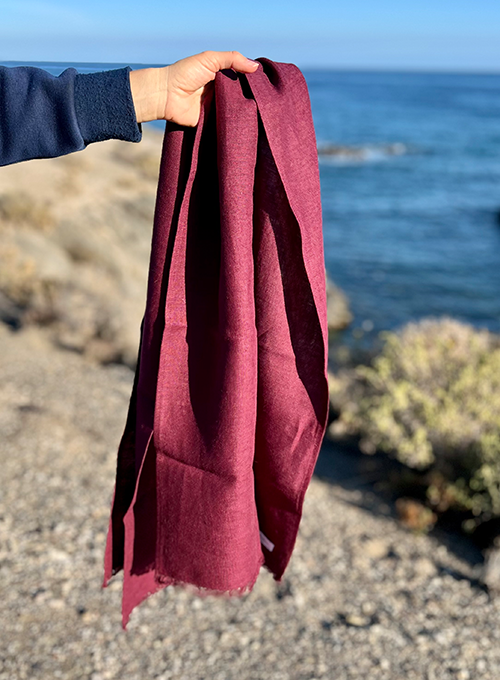 Weinroter Leinenschal mit Fransen Dark Plum am Meer