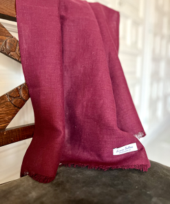 Leinenschal Dark Plum mit Fransen über einer Stuhllehne