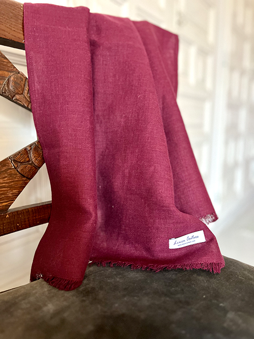 Leinenschal Dark Plum mit Fransen über einer Stuhllehne