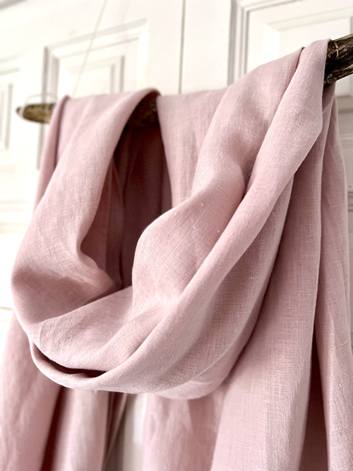 Detail des Leinen Wickeltuchs Pale Pink mit Fransen