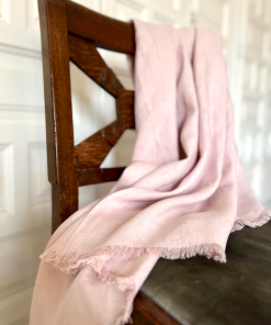 Rosa Leinen Wickeltuch Pale Pink über einer Stuhllehne
