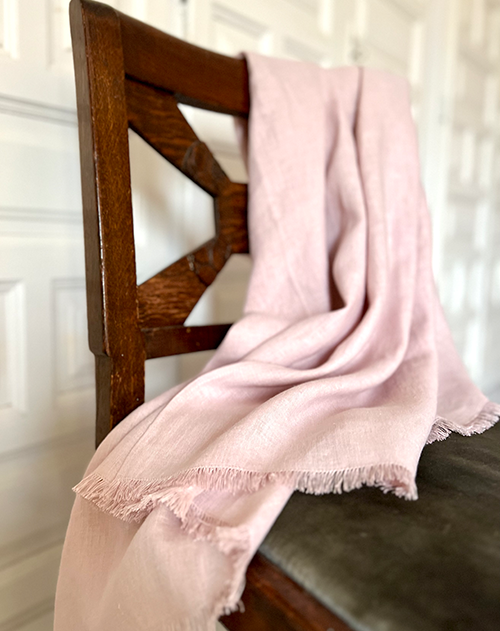 Rosa Leinen Wickeltuch Pale Pink über einer Stuhllehne
