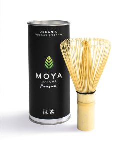 Matcha Bambusbesen Chasen neben MOYA Matcha Premium