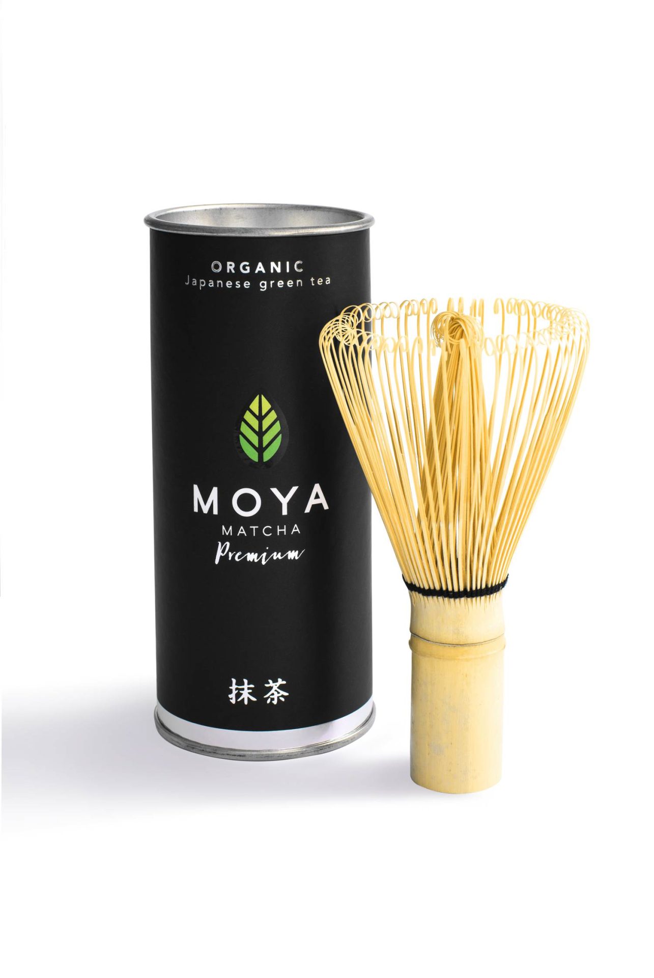 Matcha Bambusbesen Chasen neben MOYA Matcha Premium