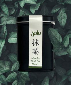 Gesichtsmaske als Pulver zum selbst anrühren von Jolu mit Matcha und Rügener Heilkreide. Naturkosmetik, mit Blätterhintergrund