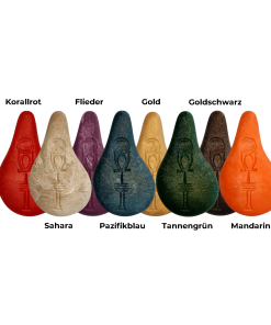 Der Stein der Harmonie hintereinander Farben Wasserenergetisierung mit Beschriftung blau grün orange lila gold schwarz rot sand