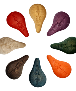 Der Stein der Harmonie kreisförmig Farben Wasserenergetisierung blau grün orange lila gold schwarz rot sand