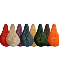 Der Stein der Harmonie hintereinander Farben Wasserenergetisierung blau grün orange lila gold schwarz rot sand