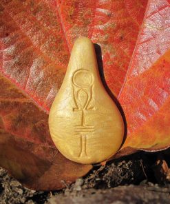 Der Stein der Harmonie hintereinander Farben Wasserenergetisierung gold in der Natur