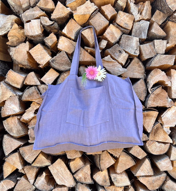 pastell lila Strandtasche mit Blumen aus Ökotex Leinen von Linen Couture vor Holz hängend