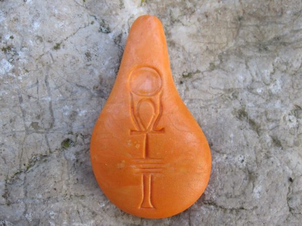 Der Stein der Harmonie hintereinander Farben Wasserenergetisierung mandarin orange auf Stein