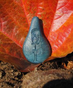 Der Stein der Harmonie hintereinander Farben Wasserenergetisierung pazifik blau in der Natur