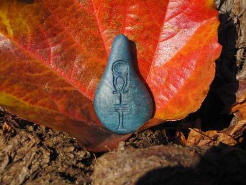 Der Stein der Harmonie hintereinander Farben Wasserenergetisierung pazifik blau in der Natur