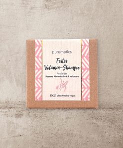 festes Shampoo Volumen Reisblüte von Puremetics, plastikfrei, mit Betonhintergrund