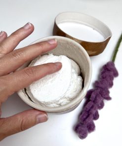 Puremetics Dusch Fluff, plastikfreies Duschmousse offen mit Hand