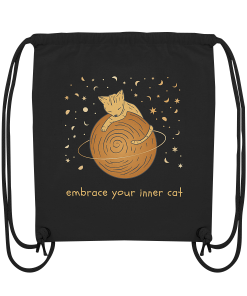 Schwarzer Organic Turnbeutel mit buntem Katzenmotiv auf Planet und Schriftzug „embrace your inner cat“