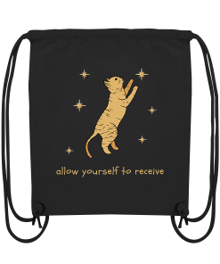 Schwarzer Organic Turnbeutel mit Katze und Sternen sowie Schriftzug „allow yourself to receive“