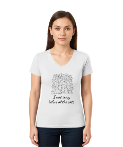 Damen V-Ausschnitt T-Shirt „all the cats“ in Weiß mit Katzenprint am Model getragen