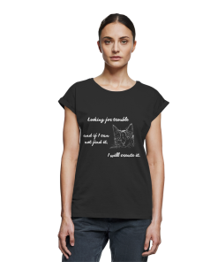 Damen T-Shirt Katzen „trouble“ mit weißem Print in Schwarz, Long Fit mit extended shoulders am Model getragen
