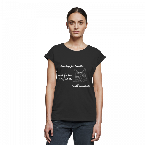 Damen T-Shirt Katzen „trouble“ mit weißem Print in Schwarz, Long Fit mit extended shoulders am Model getragen