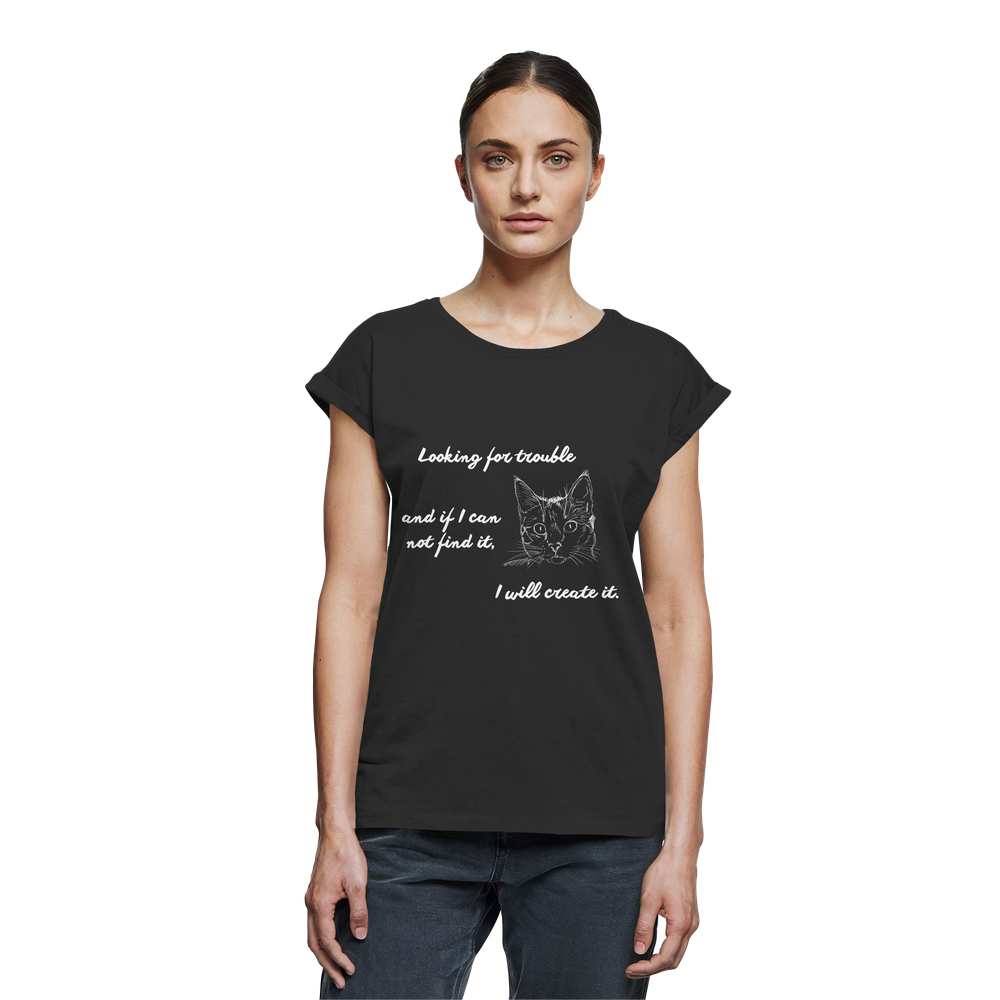 Damen T-Shirt Katzen „trouble“ mit weißem Print in Schwarz, Long Fit mit extended shoulders am Model getragen