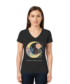 Frau trägt schwarzes Katzen Shirt mit Grow Your Inner Wisdom Motiv