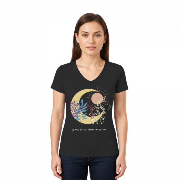 Frau trägt schwarzes Katzen Shirt mit Grow Your Inner Wisdom Motiv