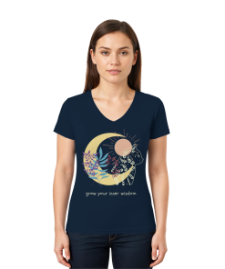 Frau trägt dunkelblaues Katzen Shirt mit spirituellem Design und Katze