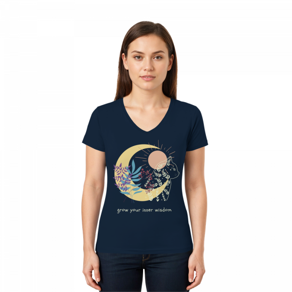 Frau trägt dunkelblaues Katzen Shirt mit spirituellem Design und Katze