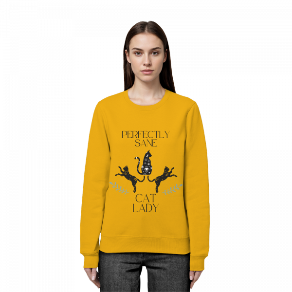 Frau trägt goldgelbes Cat Lady Sweatshirt Damen mit stylishem Katzenprint