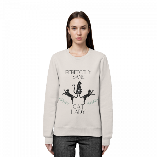 Frau trägt naturweisses Cat Lady Sweatshirt Damen mit stylishem Katzenprint